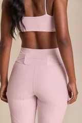 Top deportivo azul con textura, tirantes finos y espalda deportiva.