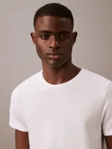 Pack de tres remeras Calvin Klein de algodón blanco. Incluye dos remeras de cuello redondo y una remera de cuello en V, con logo bordado en el dobladillo.