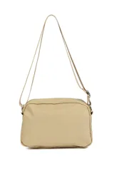 Bandolera negra de material sintético, con correa ajustable y dos compartimentos frontales con cierre de cremallera metálico.