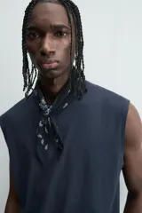 Camiseta sin mangas (tank top) de corte relajado, color azul marino jaspeado, con cuello redondo.