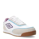 Championes urbanos Umbro modelo Lane Lady, color blanco con detalles en gris, violeta y celeste. Presentan una combinación de materiales sintéticos y gamuza, con suela de goma color caramelo y logo de la marca en el lateral.