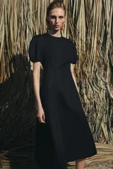 Vestido midi de cuello redondo y manga corta abullonada con terminación elástica. Presenta un diseño de corte entallado en el torso con falda evasé y cierre de cremallera oculta en la espalda.