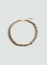 Collar de cadena de eslabones medianos entrelazados con acabado dorado brillante y cierre de mosquetón con cadena de alargue.