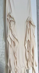 Minifalda color crudo con volados y cintura elastizada.