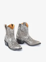 Bota texana de caña corta color gris con bordados decorativos y taco bajo.