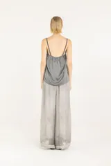 Musculosa de satén liviano de viscosa con breteles regulables, teñida en frío. Tiene escote en V, silueta suelta y espalda baja.