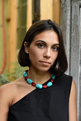 Collar de piedras irregulares en tonos turquesa y rojo, con cadena de acero quirúrgico en la parte posterior para ajustar la altura.