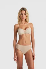 Vedetina color piel con elástico fino en la cintura.