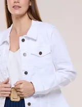 Campera de jean blanca de la marca Dash, con cuello solapa, cierre frontal de botones metálicos y bolsillos aplicados en el pecho.