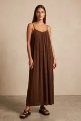 Vestido largo marrón con tirantes finos y diseño tableado en la parte delantera, de corte amplio y fluido.