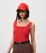 Blusa básica sin mangas marca Cortelle, confeccionada en poliamida, con escote cuadrado y tirantes medianos.