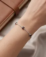 Pulsera de plata con cadena de eslabones y piedras naturales granates de forma redonda incrustadas.