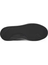 Championes Under Armour modelo Flex, color negro con suela blanca. Presentan un diseño urbano con empeine de cuero premium, panel de talón acanalado y entresuela de EVA para mayor amortiguación.