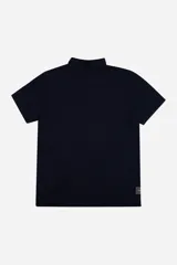 Polo de manga corta color crema con textura acanalada, cuello estructurado y logo de la marca aplicado en el frente.