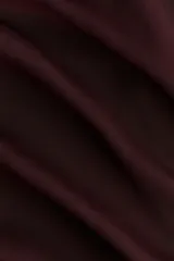 Vestido corto de color bordó, con escote redondo y detalle girado en el frente. Presenta mangas largas con abertura en los puños, falda con leve vuelo y cierre oculto en la espalda.