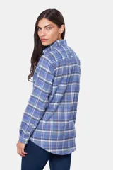 Camisa holgada a cuadros en tela de sarga, con cuello clásico, cierre frontal con botones y mangas largas con puños abotonados.