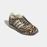 Championes Adidas modelo SL 72 OG con estampado animal print de leopardo. Presentan un acabado de cuero peludo, las icónicas tres rayas laterales en color crema, lengüeta texturizada y suela de caucho con diseño dentado.