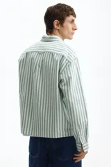 Camisa de manga larga de algodón Oxford con patrón de rayas verticales en color verde y blanco, cuello americano, cierre frontal de botones y un bolsillo aplicado en el pecho.