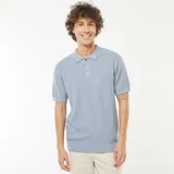 Remera polo celeste de punto con textura en zigzag, manga corta y cuello clásico con tres botones.