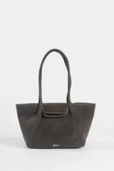 Cartera de cuero sintético marrón oscuro con doble asa larga de hombro, solapa frontal contrastante en tono marrón y detalles de costuras visibles.