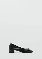 Zapato de tacón bloque bajo con punta redonda y detalle de hebilla decorativa en el empeine. Confeccionado en piel bovina con forro interior.