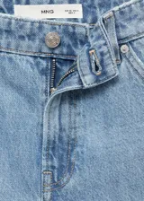 Short vaquero de tiro medio con cinco bolsillos, trabillas para cinto, cierre frontal con cremallera y botón, diseño recto y bajo deshilachado.