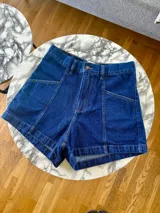 Short de jean azul oscuro, de tiro medio/alto, con corte semi baggy y relajado. Confeccionado en denim 100% algodón.