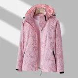 Campera cortaviento impermeable de la marca Uniteduy, color negro con estampado sutil de hojas. Cuenta con capucha, cierre frontal, tres bolsillos externos y uno interno. Es una prenda ultra liviana y transpirable, ideal para actividades al aire libre.
