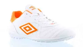 Championes de fútbol 5 Umbro modelo Touch TF, color blanco con detalles en naranja. Presentan el logo de la marca en el lateral y una suela diseñada para césped sintético.
