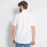 Camisa blanca de manga corta con cuello clásico y cierre frontal con botones.