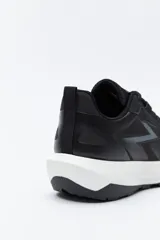 Zapatilla deportiva de diseño dinámico, confeccionada en material técnico con paneles en contraste. Presenta un diseño lateral con forma de rayo en tono marrón, ajuste con cordones y suela robusta con relieve.