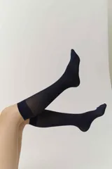 Medias 3/4 de lycra color negro, semitransparentes, con puntera reforzada y terminación mate.