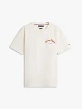 Remera de cuello redondo y manga corta, confeccionada en algodón regenerativo. Presenta un diseño minimalista en color blanco con el logo de la marca bordado en el pecho en tonos cálidos.