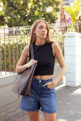 Bolso tote de cuero color marrón chocolate con costuras blancas a contraste.