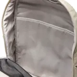 Mochila gris de tela con doble cierre, forro interior textil, múltiples bolsillos exteriores y bolsillo interno con cierre.