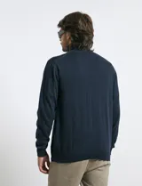 Polera de tejido de punto fino en color verde oliva, con cuello alto acanalado y mangas largas.