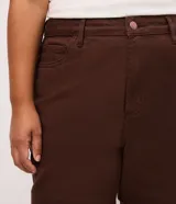 Pantalón wide leg de sarga color marrón, con cintura estructurada, cierre frontal con botón y cremallera, y bolsillos funcionales.