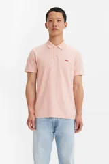 Polo de manga corta Levi's en color rosa claro, confeccionada en algodón con cuello clásico y cierre frontal de botones. Presenta el logo de la marca bordado en el pecho.