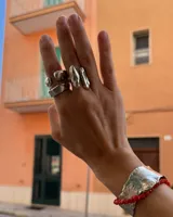 Anillo de diseño orgánico con textura irregular, realizado artesanalmente en metales macizos.