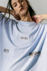 Remerón celeste de manga corta con estampa en serigrafía en frente y espalda.