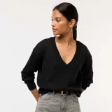 Sweater negro de punto fino con cuello en V y mangas largas.