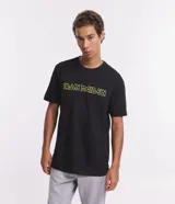 Remera negra de media malla con cuello redondo y mangas cortas. Estampado frontal con el logo de la banda de heavy metal Iron Maiden en color amarillo.