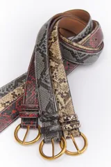 Cinto de cuero sintético con estampado de piel de serpiente en tonos rojo y negro, hebilla metálica dorada y costuras blancas.