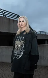 Remera de algodón color negro con efecto lavado, corte oversize y estampa frontal de un chihuahua con estética gótica y calavera.