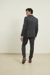 Traje de hombre color azul marino, corte slim, tejido con microdiseños y spandex. Incluye saco con solapa de muesca, dos botones y pantalón de vestir.