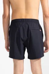 Short de baño azul marino con bordado de enredadera en la pierna izquierda, cintura elástica con cordón ajustable, bolsillos laterales y bolsillo trasero con cierre.