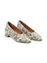 Zapato estilo chatita con taco bajo cuadrado y punta fina, confeccionado en cuero con estampado animal print de reptil en tonos off white y negro.