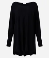 Suéter de tricot color negro con escote canoa, mangas murciélago y puños ajustados.