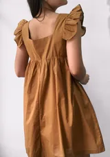 Vestido corto color camel, con escote cuadrado, mangas cortas con volados y corte evasé.