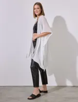 Kimono blanco de gasa con apliques de brillos, marca Jessica Mc Clintock.